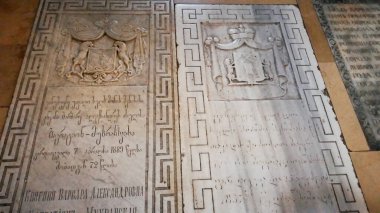 Gürcistan 'ın Mtskheta kentindeki bir Ortodoks Hıristiyan katedralindeki mezarlar.   