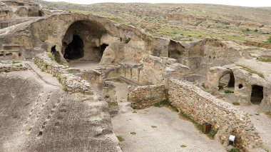 Gürcistan 'ın Gori kentindeki Uplistsikhe rock kasabasında antik mağara kümesi..