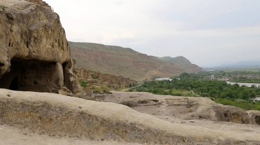 Gürcistan 'ın Gori kentindeki Uplistsikhe rock kasabasında antik mağara kümesi..