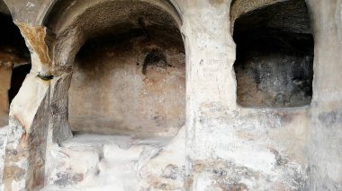 Georgia 'daki Uplistsikhe mağara şehrinde kayalıklara oyulmuş mağaralar..