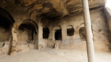 Georgia 'daki Uplistsikhe mağara şehrinde kayalıklara oyulmuş mağaralar..