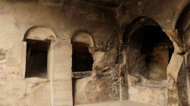 Georgia 'daki Uplistsikhe mağara şehrinde kayalıklara oyulmuş mağaralar..