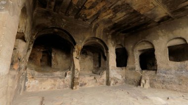 Georgia 'daki Uplistsikhe mağara şehrinde kayalıklara oyulmuş mağaralar..