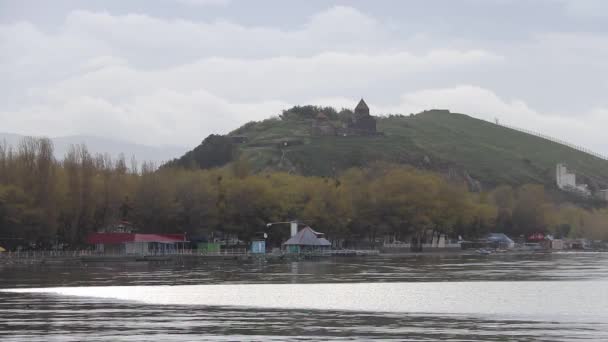セヴァナバンク修道院とアルメニアのセヴァン湖沿いの半島 — ストック動画