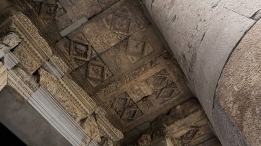 Ermenistan 'daki Garni Tapınağının tavanı.