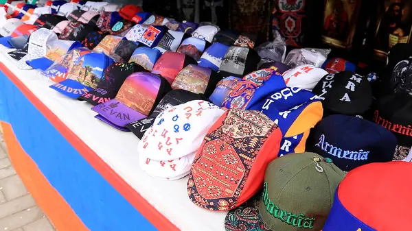 Erivan, Ermenistan 'daki Vernissage el sanatları pazarı.
