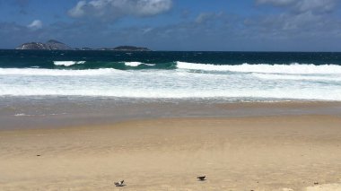 Brezilya Rio de Janeiro 'daki Ipanema' da dalgalar ve plajlar.