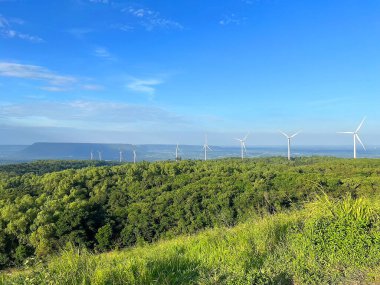 Lam Takhong 'un Tayland' daki Khao Yai Thiang 'daki su deposundan görüş açısı.