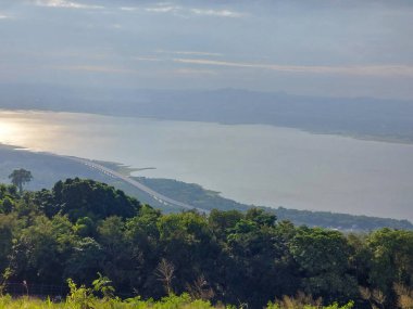 Lam Takhong 'un Tayland' daki Khao Yai Thiang 'daki su deposundan görüş açısı.