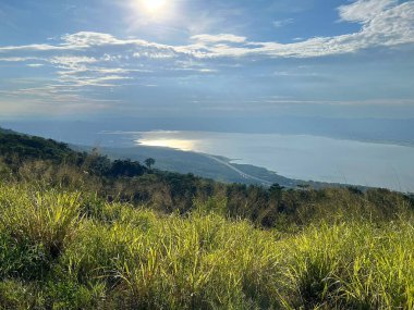 Lam Takhong 'un Tayland' daki Khao Yai Thiang 'daki su deposundan görüş açısı.