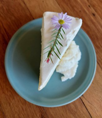 Üzerinde taze çiçek olan hindistan cevizli kek, Khao Yai, Tayland 'da Kafe..