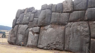 Cusco, Peru, Güney Amerika 'daki Sacsayhuaman' ın dev duvarları.