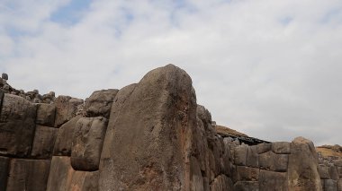 Peru, Güney Amerika 'da Sacsayhuaman' da büyük ve garip şekilli taşlar..   