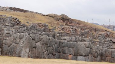 Peru, Güney Amerika 'da Sacsayhuaman' da büyük ve garip şekilli taşlar..   