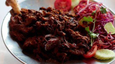 Kuzu bacağı rom, bitki ve baharatla marine edilmiş, Bangkok 'ta otantik Hint mutfağı..