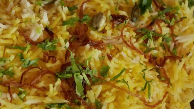 Bangkok 'taki otantik Hint mutfağında yeşil bezelye, mantar ve paneer ile uzun taneli Basmati pilavı..