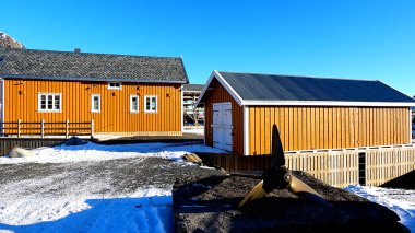 Lofoten Adaları, Sakrisoy köyündeki Norveç sarı ahşap kulübesi..