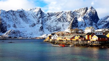 Norveç 'in Lofoten Adaları' ndaki Sakrisoy köyü manzarası.