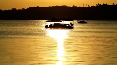 Vanuatu 'daki Vila Limanı' nda Günbatımı Sahnesi.  