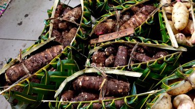 Vanuatu, Port Vila Market 'te taze meyve ve sebze satışı..