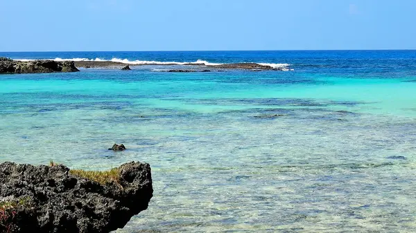 Vanuatu 'daki Eton Sahili' nde güzel manzara ve kristal berrak su.