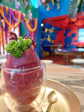 Bangkok, Tayland 'da geleneksel ve modaya uygun Tayland tatlısı Yoğurtlu Scarlet Snow Roselle Smoothie.