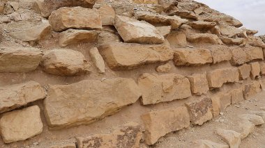 Mısır 'ın Saqqara kentindeki antik Mısır Djoser' inin basamak piramidi.   