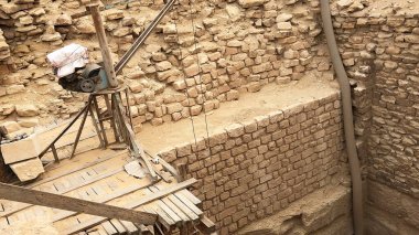 Mısır 'ın Saqqara kentindeki antik Mısır Djoser' inin basamak piramidi.   