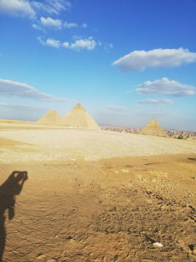 Mısır 'ın Giza şehrinde çölün ortasında antik Mısır piramitleri.