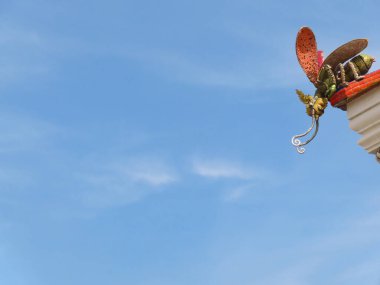 Tayland, Bangkok 'taki Wat Pariwas' ın çatısında el yapımı Tayland mozaiği..