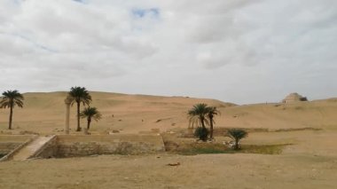 Eski Mısır piramitleri çölün ortasında, Saqqara, Mısır.  
