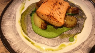 Helsinki Havaalanı 'nda Pesto kremalı ızgara somon filetosu..