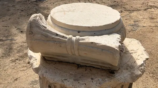 Kom El Shoqafa, İskenderiye, Mısır yeraltı mezarlıklarında taş mezarlar.