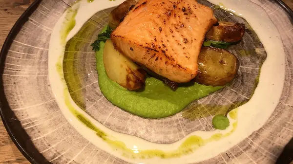 Helsinki Havaalanı 'nda Pesto kremalı ızgara somon filetosu..