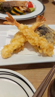 Japon kızartılmış deniz ürünleri ve sebzeleri.