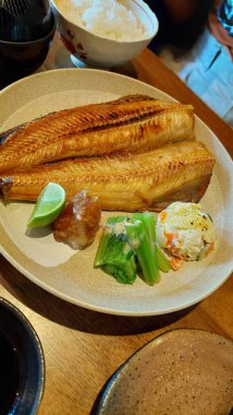 Izgara Atka uskumrusu, Shima Hokke olarak bilinen, yumuşak eti ve zengin tadı için takdir edilen bir Japon lezzetidir. Çoğunlukla tuz ya da miso ile tatlandırılır..