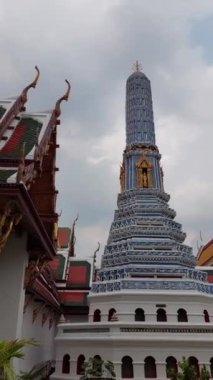 Antik ruhların fısıltıları ve ebedi duaların yankıları arasında Wat Phra Kaew, Bangkok 'un kalbinde bir huzur sığınağı olarak ortaya çıkar..