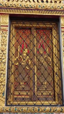 Antik ruhların fısıltıları ve ebedi duaların yankıları arasında Wat Phra Kaew, Bangkok 'un kalbinde bir huzur sığınağı olarak ortaya çıkar..