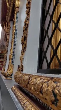 Antik ruhların fısıltıları ve ebedi duaların yankıları arasında Wat Phra Kaew, Bangkok 'un kalbinde bir huzur sığınağı olarak ortaya çıkar..