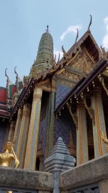 Antik ruhların fısıltıları ve ebedi duaların yankıları arasında Wat Phra Kaew, Bangkok 'un kalbinde bir huzur sığınağı olarak ortaya çıkar..