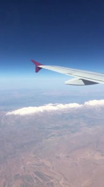 Azerbaycan 'a bakan, pencereye bakan uçaklar..