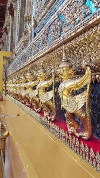Wśród Szeptów Starożytnych Duchów Echa Ponadczasowych Modlitw Wat Phra Kaew — Wideo stockowe