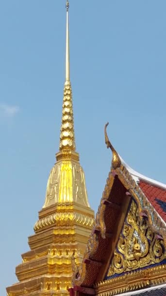 Wat Phra Kaew Pojawia Się Jako Sanktuarium Spokoju Samym Sercu — Wideo stockowe
