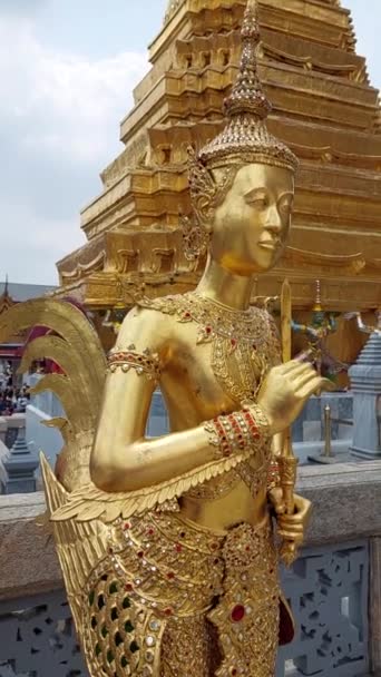 Άγαλμα Του Ανθρώπινου Αρσενικού Άνω Σώματος Φτερωτά Χέρια Wat Phra — Αρχείο Βίντεο