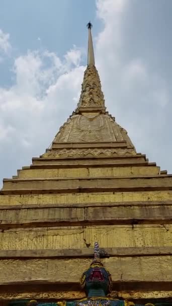 Chedi Dorado Con Los Gigantes Apoyo Alrededor Base Wat Phra — Vídeos de Stock