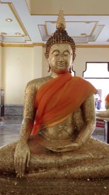 Tayland 'daki Haysiyet Tapınağı' nda güzel altın Buda heykeli.