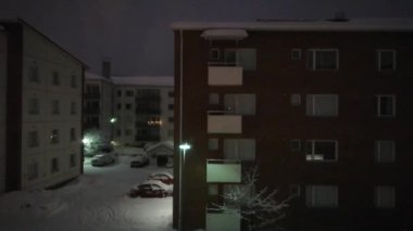 Finlandiya, Rovaniemi 'deki karla kaplı binaların gece görüntüsü.