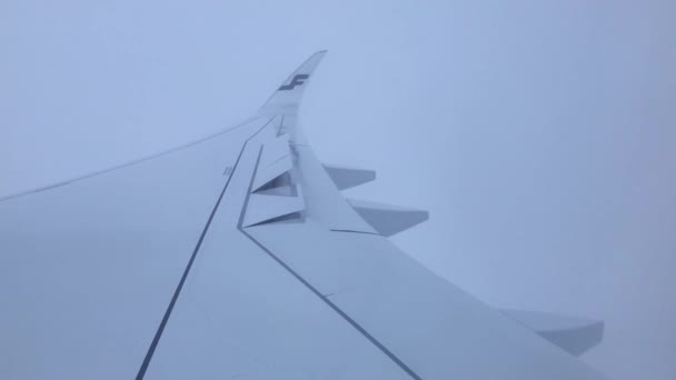 雪に覆われた風景 ヘルシンキ フィンランドを横断するワイナリーの雲の上を滑る航空機 — ストック動画