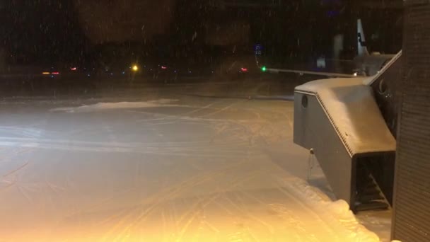 Nachtszene Des Flughafens Rovaniemi Unter Schneefall — Stockvideo