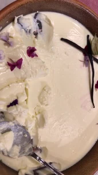 在芬兰罗瓦涅米的酒店自助餐上有一碗自制酸奶 — 图库视频影像